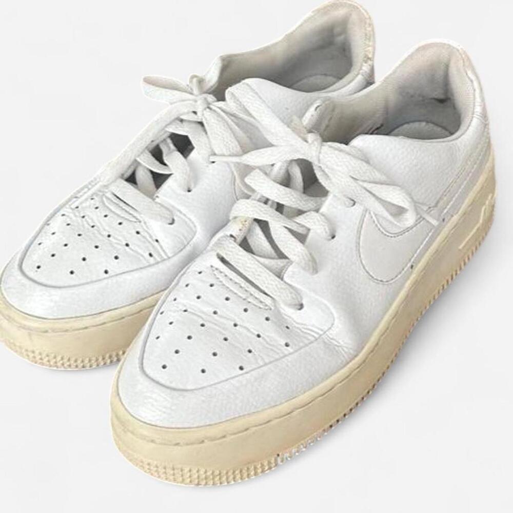 White Nike Air Force 1 platform sneakers in US 6